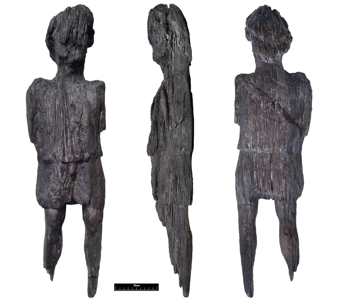 Das Bild zeigt die Holzfigur aus Buckinghamshire von der Front, der Seite und von hinten. Sehr deutlich ist die Tunika zu sehen, die gerafft ist.