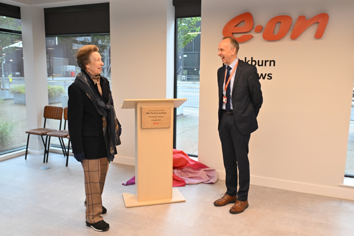 HRH The Princess Royal unveils a plaque to commemorate her visit to Blackburn Meadows renewable energy plant in Sheffield.
Pictured with Chris Lovatt, COO of Energy Infrastructure Solutions at E.ON.
2nd October 2024