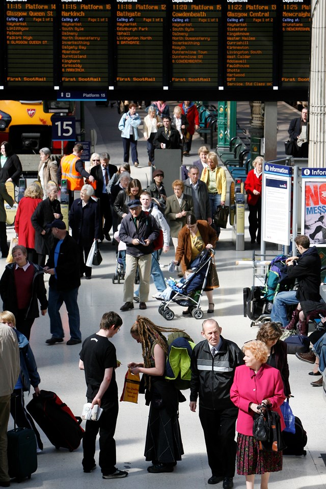 Waverley concourse: Concourse of Edinburgh Waverley station