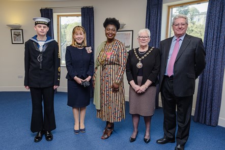 Mae’r llun yn dangos Mrs Patricia Mawuli Porter OBE, y cyflwynwyd gwobr Swyddog Anrhydeddus Urdd yr Ymerodraeth Frydeinig (OBE) iddi am wasanaethau i hedfanaeth