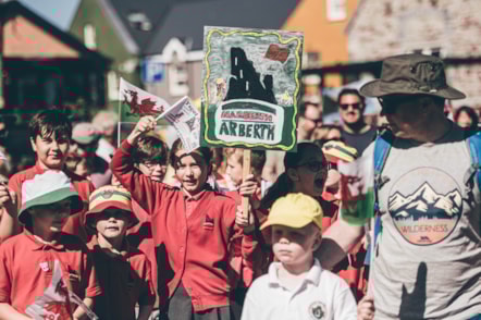 Plant ysgolion Sir Benfro yn ymuno â chanŵn yn y datganiad Eisteddfod yn Narberth