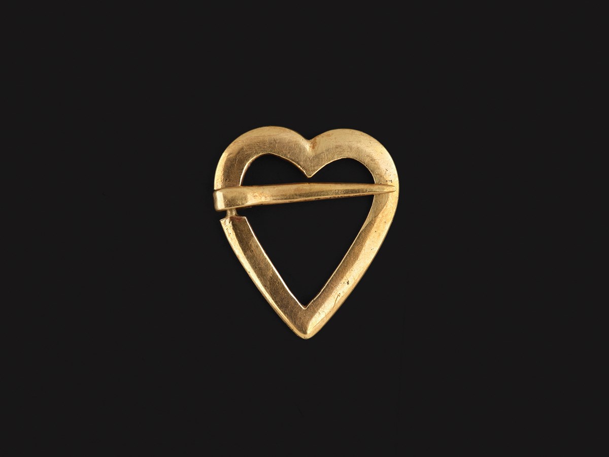 Heart brooch, gold, 18th century, ‘WRONG NOT THE ♥ WHOS JOY THOU ART’ © National Museums Scotland