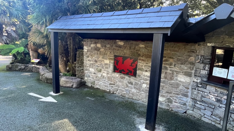 Ticket office shelter at Dan-Yr-Ogof