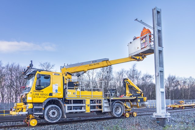 Engineers carrying out major rail upgrades between Manchester and Stalybridge1