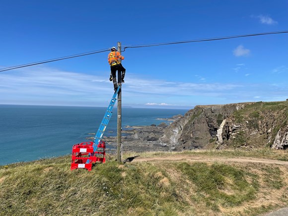 CDS and Airband honoured to take on the challenge of connecting Hartland Quay: Airband engineer at Hartland Quay