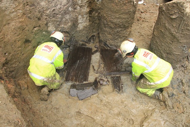 Archaeologists excavate a Roman coffin burial at Holborn Viaduct ©MOLA