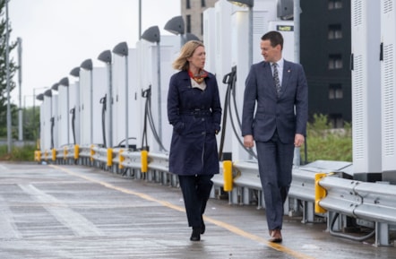 Minister for Transport, Jenny Gliruth (L), Duncan Cameron, MD for First Bus Scotland (R)