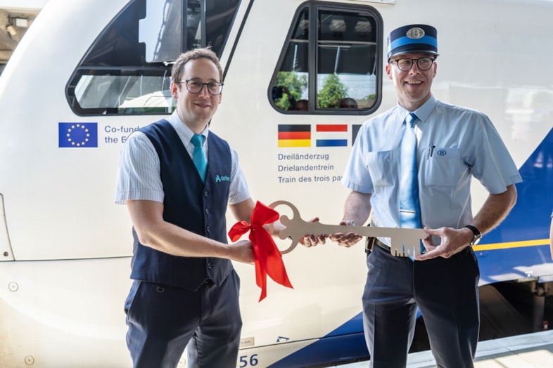 Pictured left is Arriva driver Björn Schoester handing over the train's ‘key’ to Belgian counterpart Gilles Dister (NMBS)