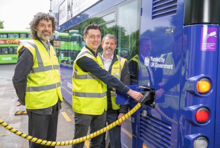 Cllr Ritchie (left) and Cllr Hinchcliffe test bus charging
