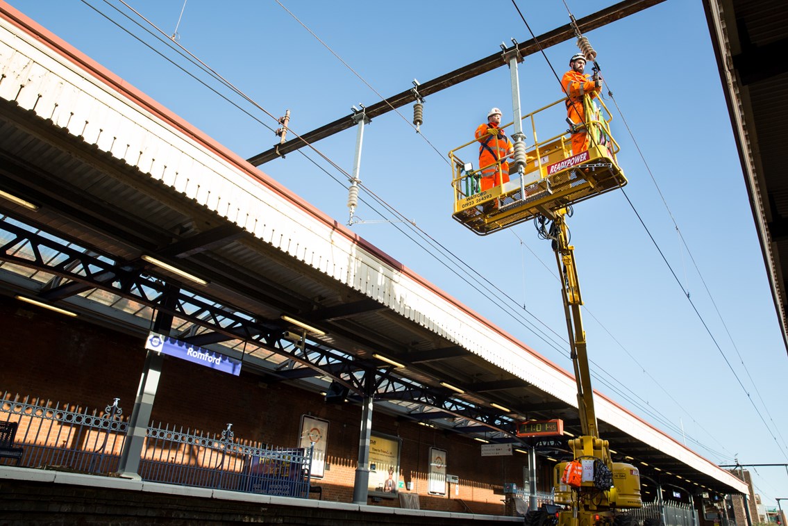 Overhead line upgrades at Romford December 2015 (3)