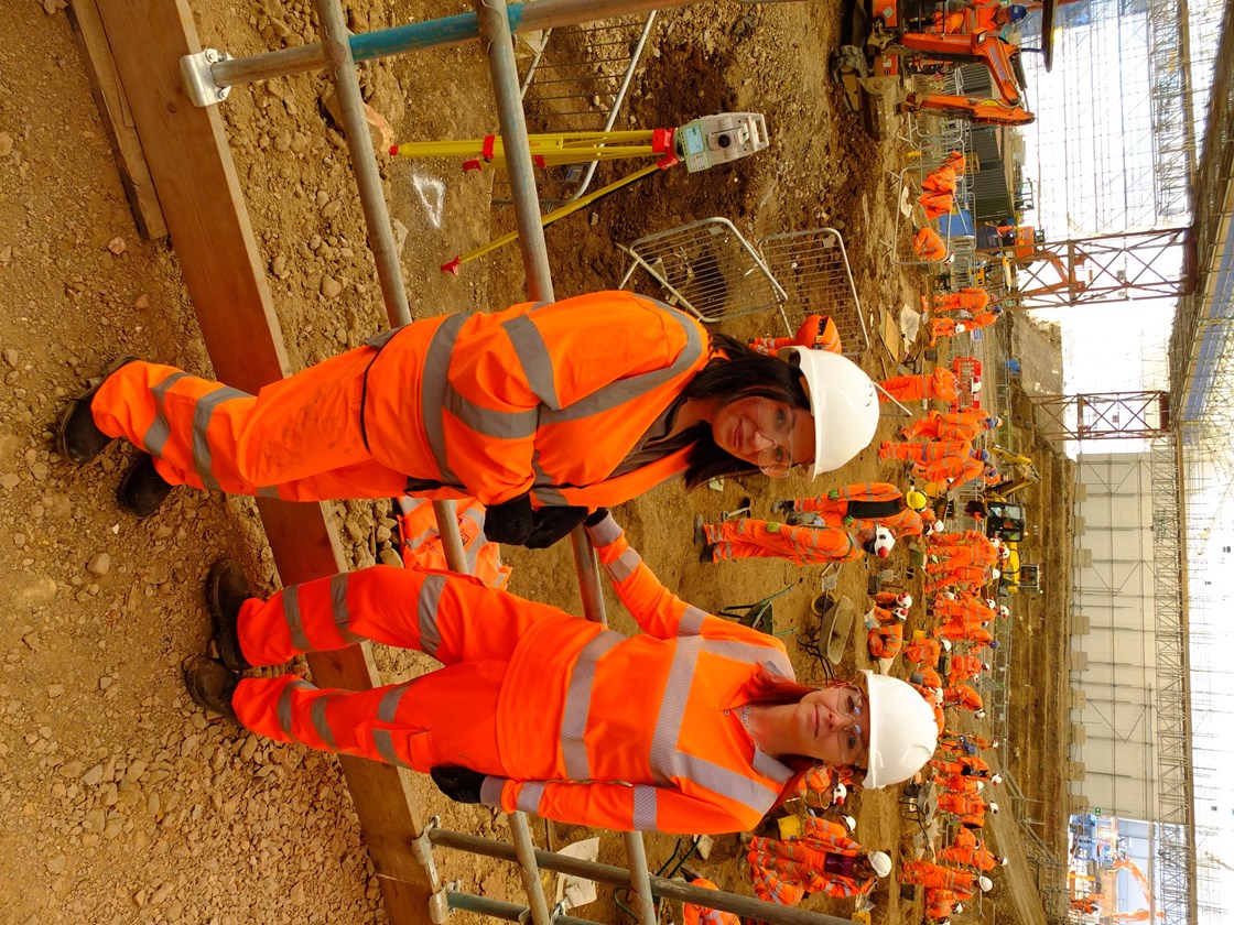 Dr Yasmin Khan and Professor Alice Roberts at St James's Gardens September 2020: Credit: Lion Studios
(Euston, archaeology, skeleton, Britains biggest dig)