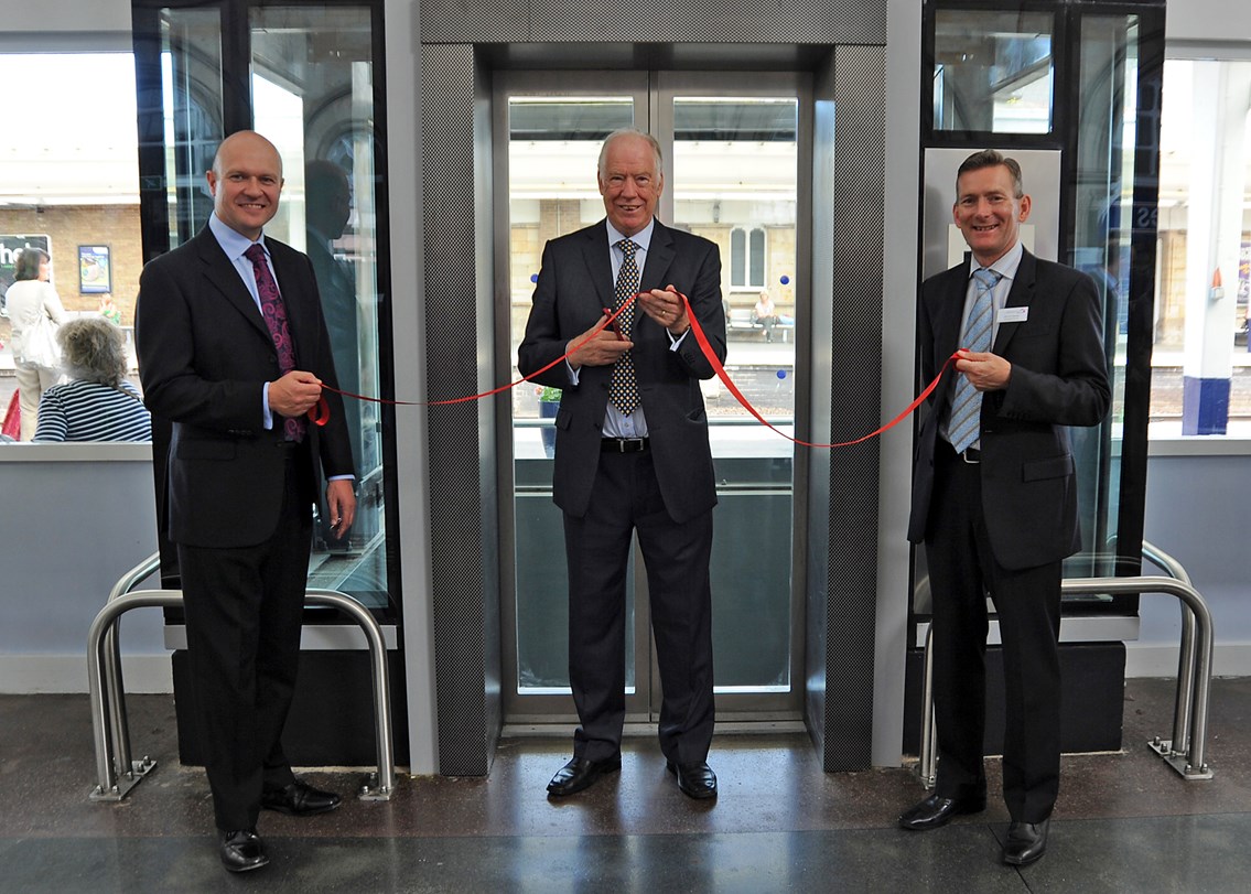 BETTER ACCESSS AND IMPROVED FACILITIES AT MIDDLESBROUGH STATION: Sir Stuart Bell MP "opens" lifts at Middlesbrough station_1