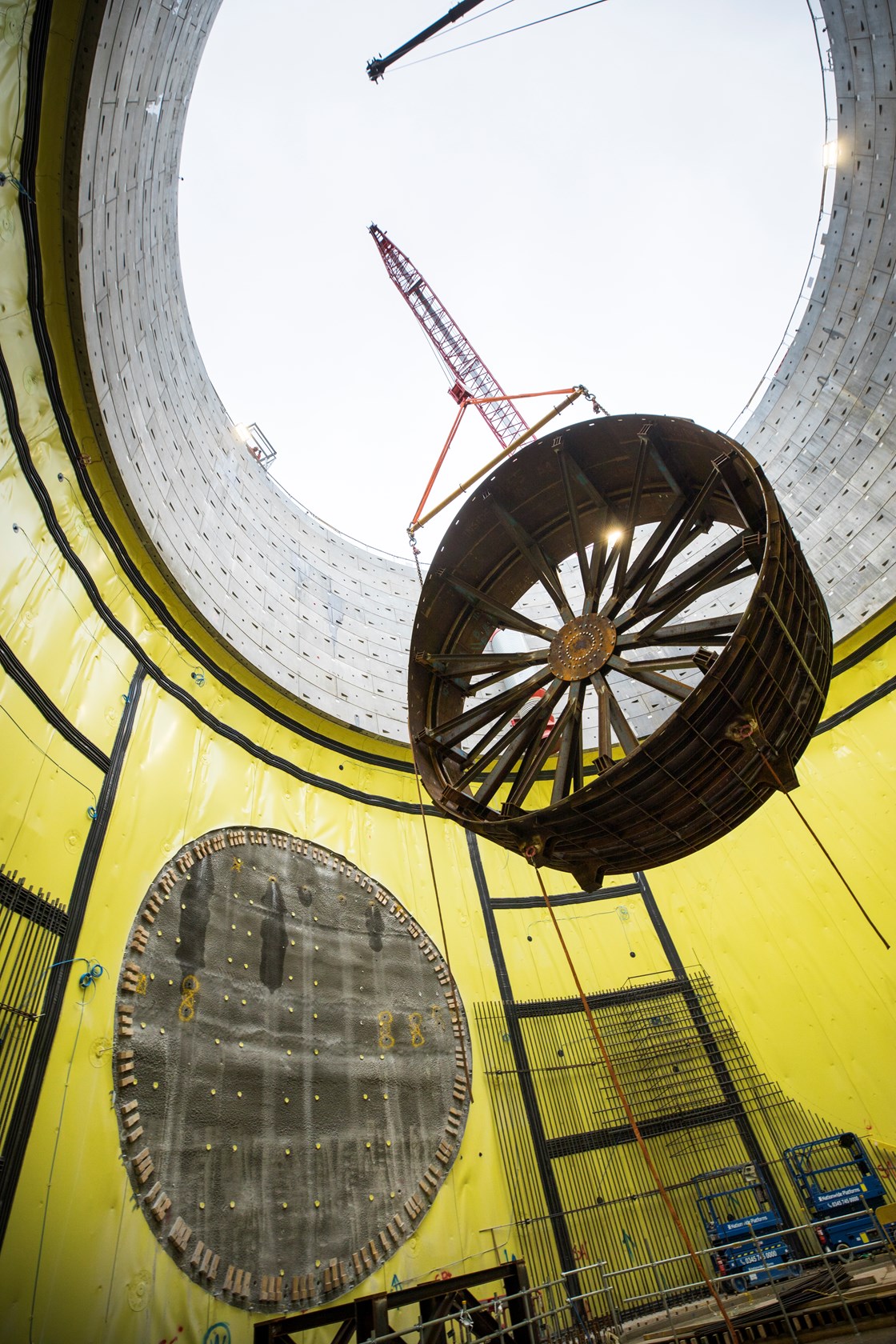 280-tonne crane lifting shutter down Victoria Road Crossover Box vent shaft.-2