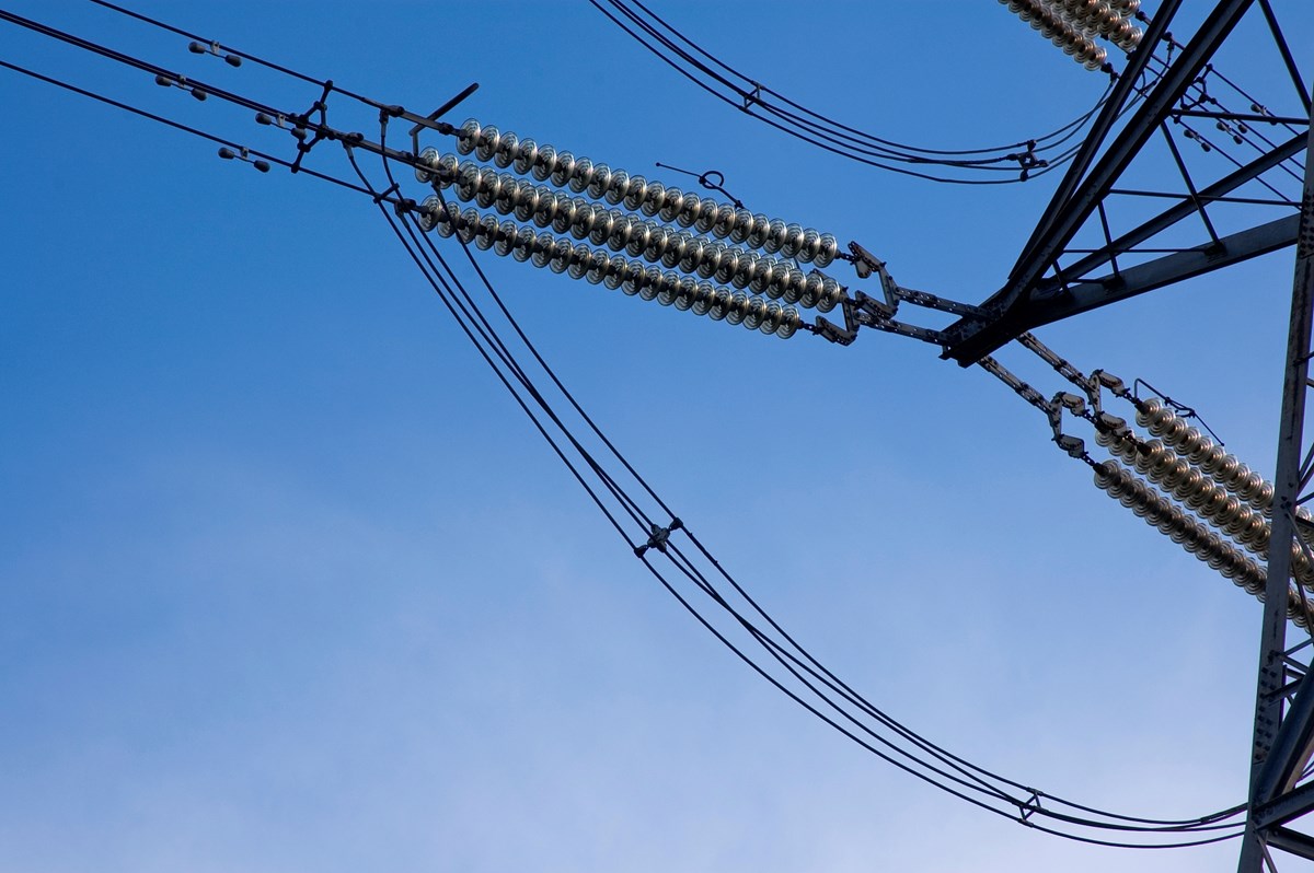 Overhead electricity cables and insulators