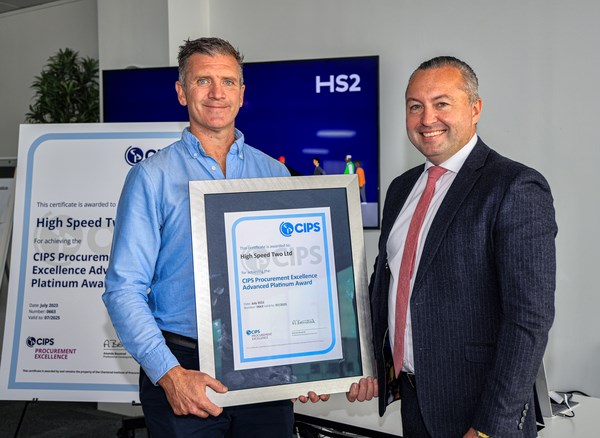 HS2 secures coveted award in global Procurement Excellence Programme: Andrew Cubitt, Procurement & Supply Chain Director at HS2 pictured receiving the award