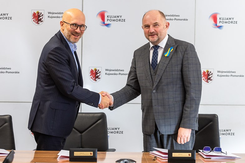 Left: Piotr Halupczok - Country Managing Director Arriva Poland  Right: Piotr Całbecki – Marshal of the Kujawsko-Pomorskie Voivodeship: Poland Rail Contract Signing