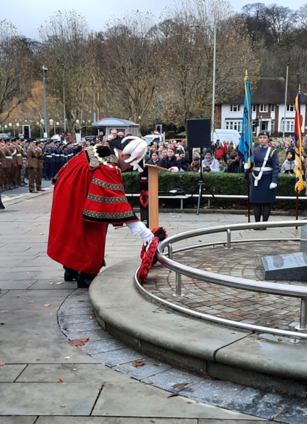 Mayor lays wreath