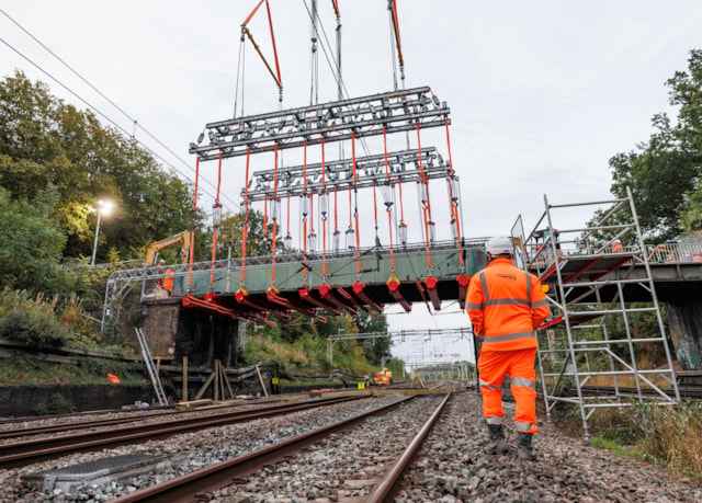 Oxhey Grange footbridge removal 4: Oxhey Grange footbridge removal 4