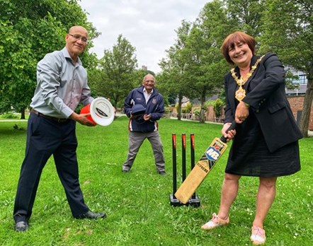 mayor plays cricket