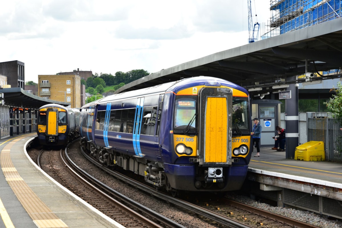 Image shows Class 377 Southeastern train-2