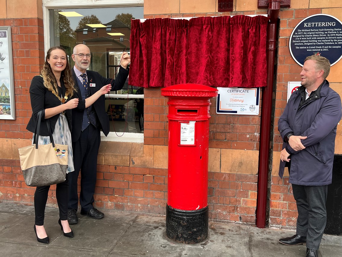 Cllr Fedorowycz and Andy Savage prepare to unveil the Kettering plaque (2)
