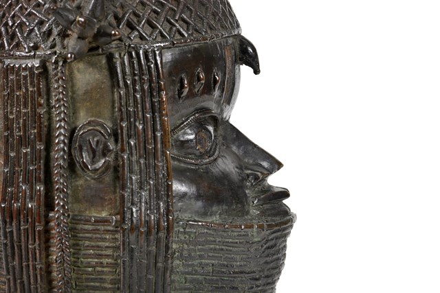 Bronze sculpture depicting an Oba (king) of Benin close1