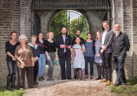 Mayor Glanville, Cllr Demirci, Rebecca Barret from Heritage England with Abney Park volunteers. Photo credit Sean Pollock