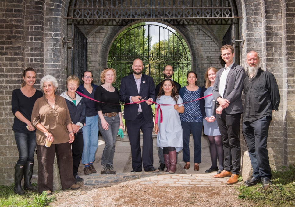 Mayor Glanville, Cllr Demirci, Rebecca Barret from Heritage England with Abney Park volunteers. Photo credit Sean Pollock