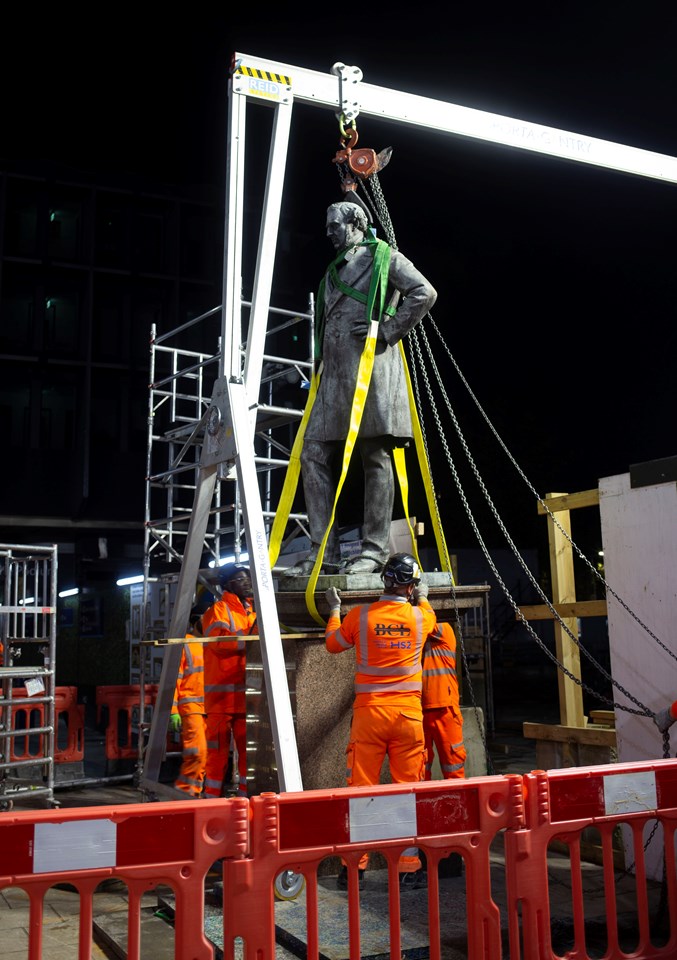 A hoist was used to lift the Robert Stephenson statue overnight on 6 October 2020