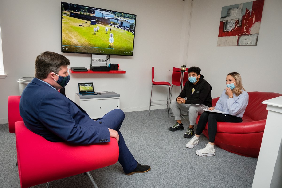 Jamie Hepburn MSP meeting with young people at SL33