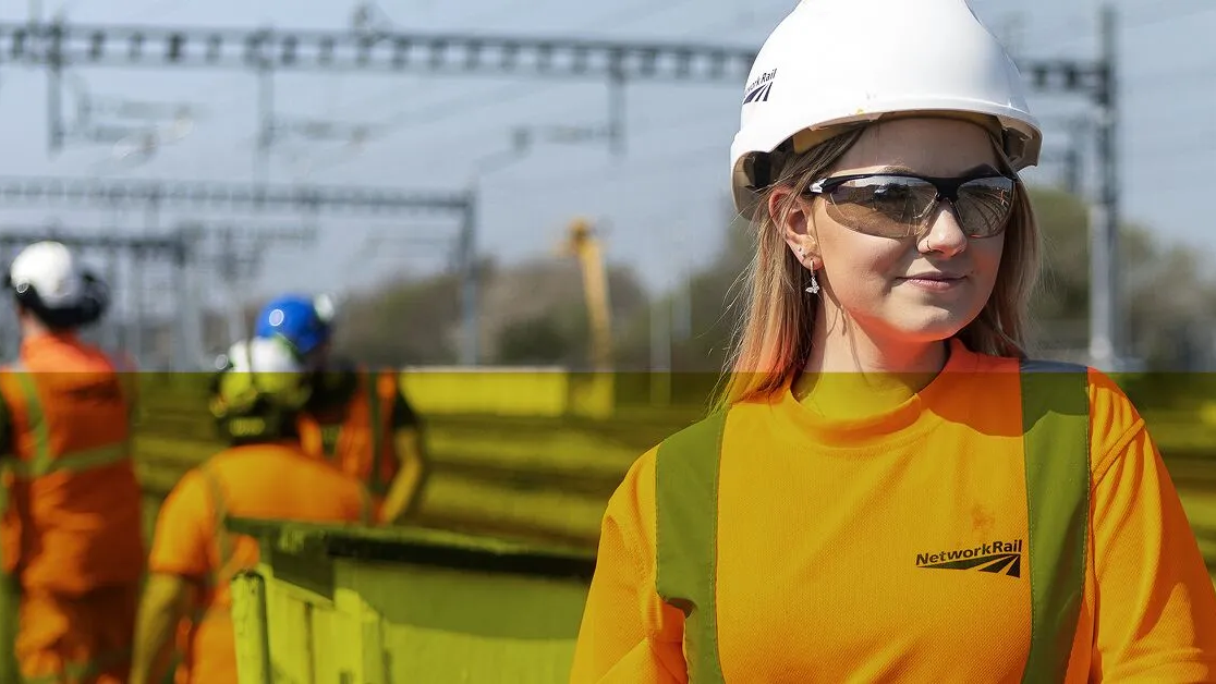 Over half of adults would choose an apprenticeship if starting their career again, reveals new research from Network Rail: Network Rail apprentices-3