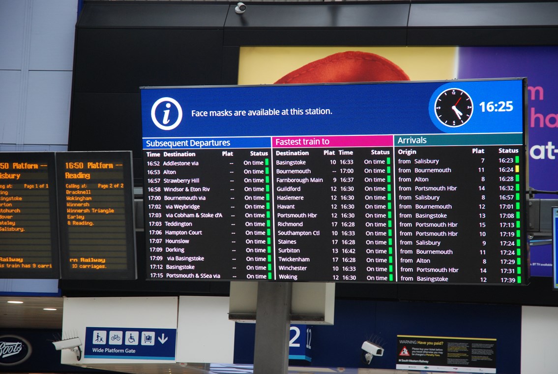 London Waterloo trials new high-definition colour screen to provide better passenger information: Waterloo LED screen - hi res