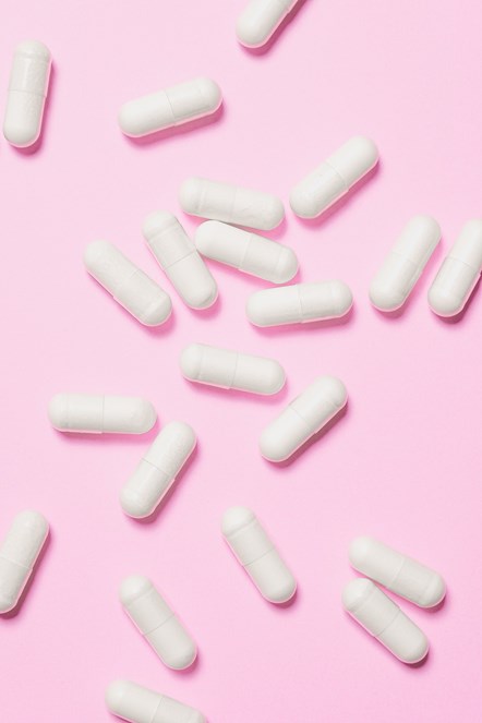 white-capsules-on-pink-surface-3683039