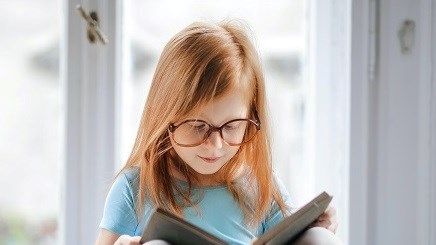 Picture of girl reading