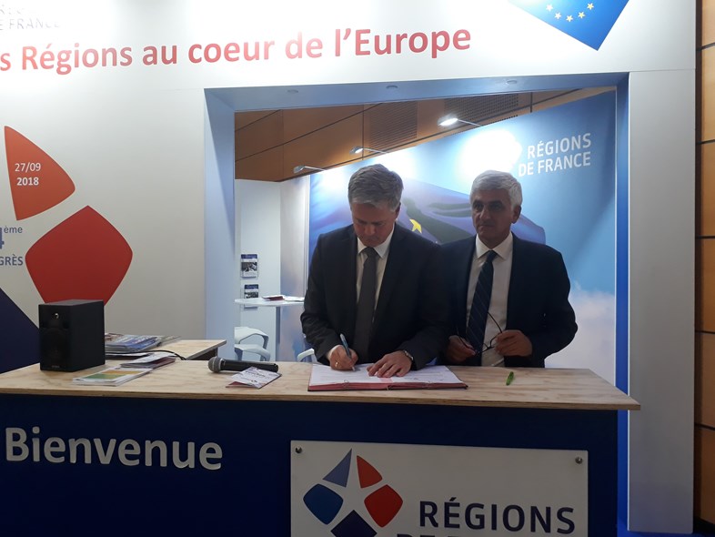 Arriva CEO, Manfred Rudhart, signs Regions de France partnership