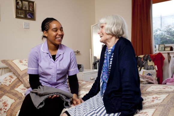 Keeping residents safe during the heat: s960 NHS-lib-9449-1-Social-worker with old lady 960x640