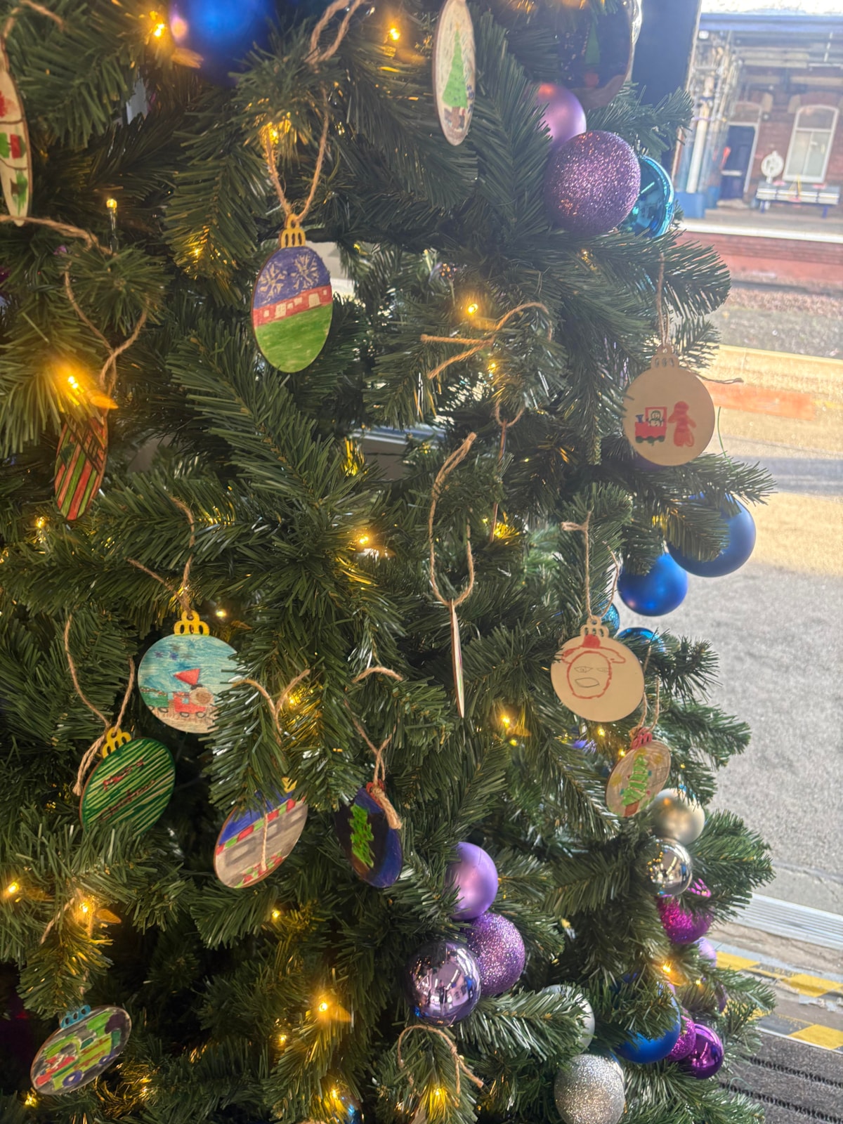 Selby station Christmas tree (3)-2