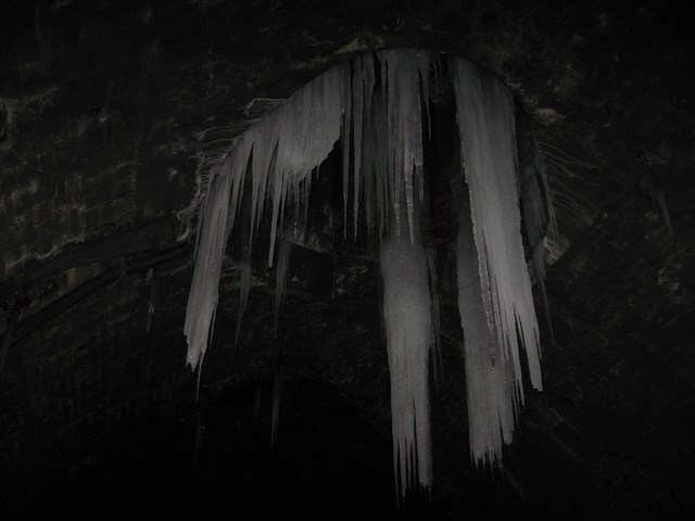 ICE PHOTOS SHOW BIG FREEZE COULD NOT STOP RAILWAY: Icicles form in S&C tunnels_1