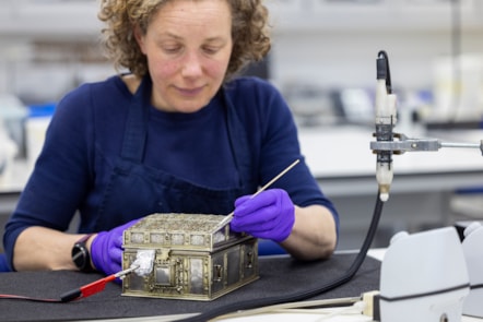 Conservator Diana de Bellaigue removes tarnish from the Mary, Queen of Scots casket. Copyright Duncan McGlynn (1)