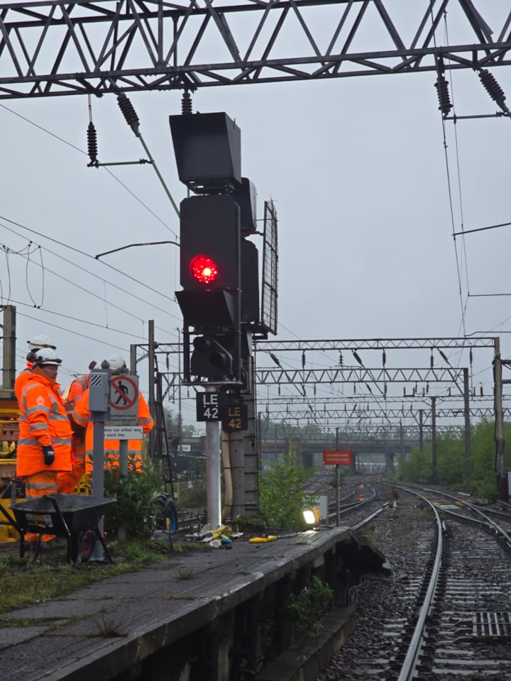 New Edge Hill signalling gantry-2