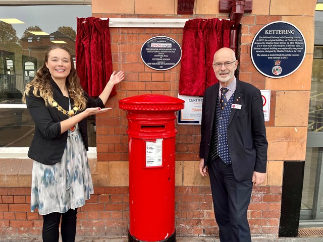 Cllr Fedorowycz and Andy Savage alongside the Kettering heritage plaque: Cllr Fedorowycz and Andy Savage alongside the Kettering heritage plaque