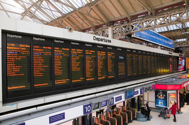 Existing screens in operation at Victoria station