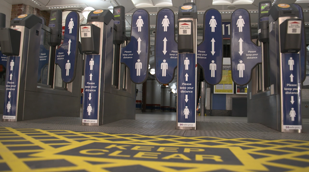 Ticket gates with passenger advice