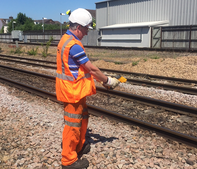 Network Rail and train operators remind passengers to follow public health advice as temperatures soar: Hot weather-3