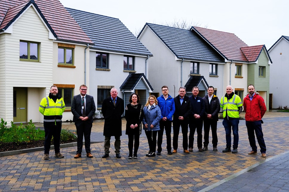 Darren Thomas, Michael Gray, y Cynghorwyr Aled Thomas, Jon Harvey, Michelle Bateman, Gaynor Toft, ac eraill y tu allan i dai newydd