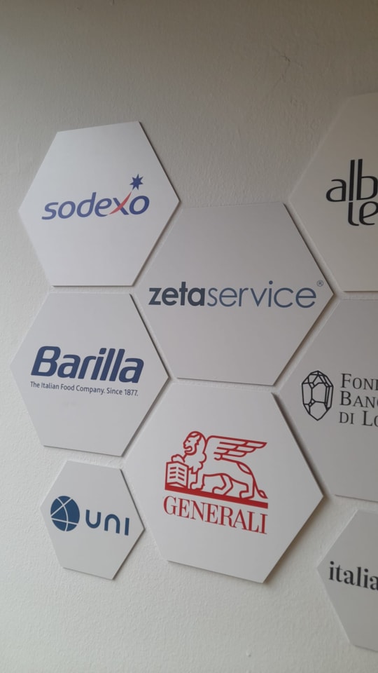 La targa Sodexo sul muro di Spazio Libellula-2