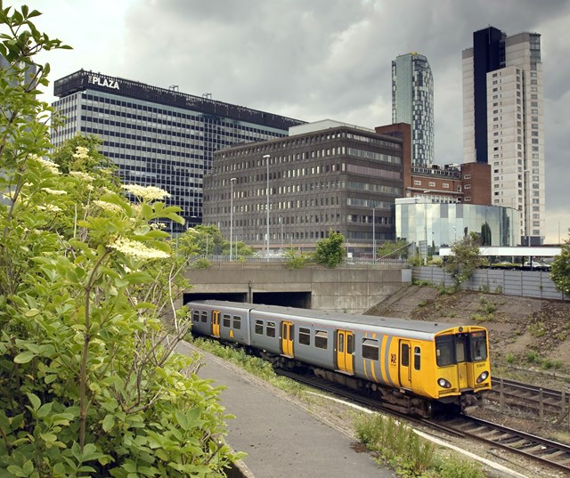 VIRGIN AND MERSEYRAIL AMONGST THE BEST AS MORE TRAIN SERVICES THAN EVER RUN ON TIME: Merseyrail train_2