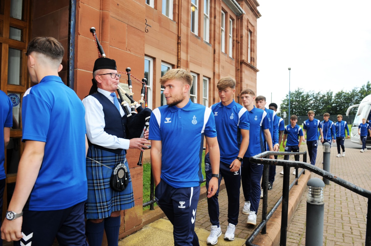 KFC Youth Team under 18's arriving with Stuart McCallum on the bagpipes