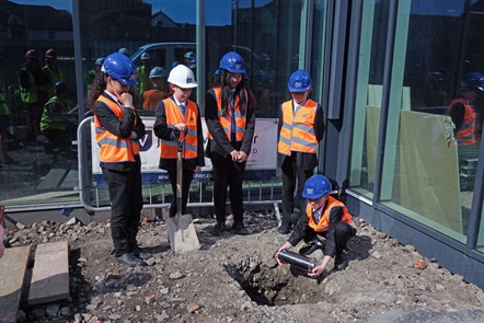 Grŵp o ddisgyblion Ysgol Uwchradd Wirfoddol a Reolir Hwlffordd gyda'u capsiwl amser i'w gladdu yn Western Quayside.