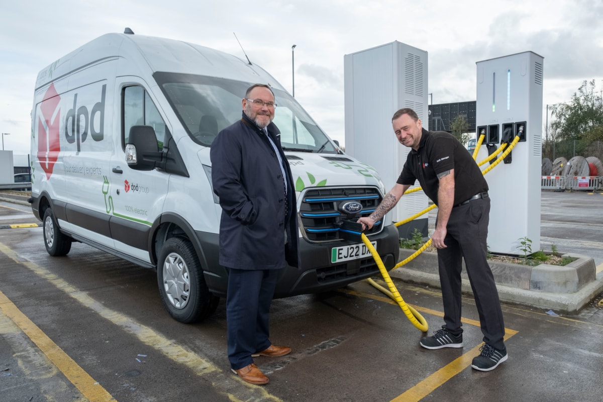 First Bus Scotland Commercial Director Graeme Macfarlan (L) with DPD Staff Manager David Scott (R)